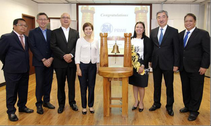 (Left to right) SM Prime’s VP for Investor Relations Alexander D.Pomento, Chief Finance Officer John C. Ong, Executive Vice President Jeffrey C.Lim, VP for Finance Teresa Cecilia Reyes-Agsalud, AVP for Treasury Maricel A. Ranola, President Hans T. Sy, and SM Investments SVP for Treasury Marcelo C. Fernando Jr.