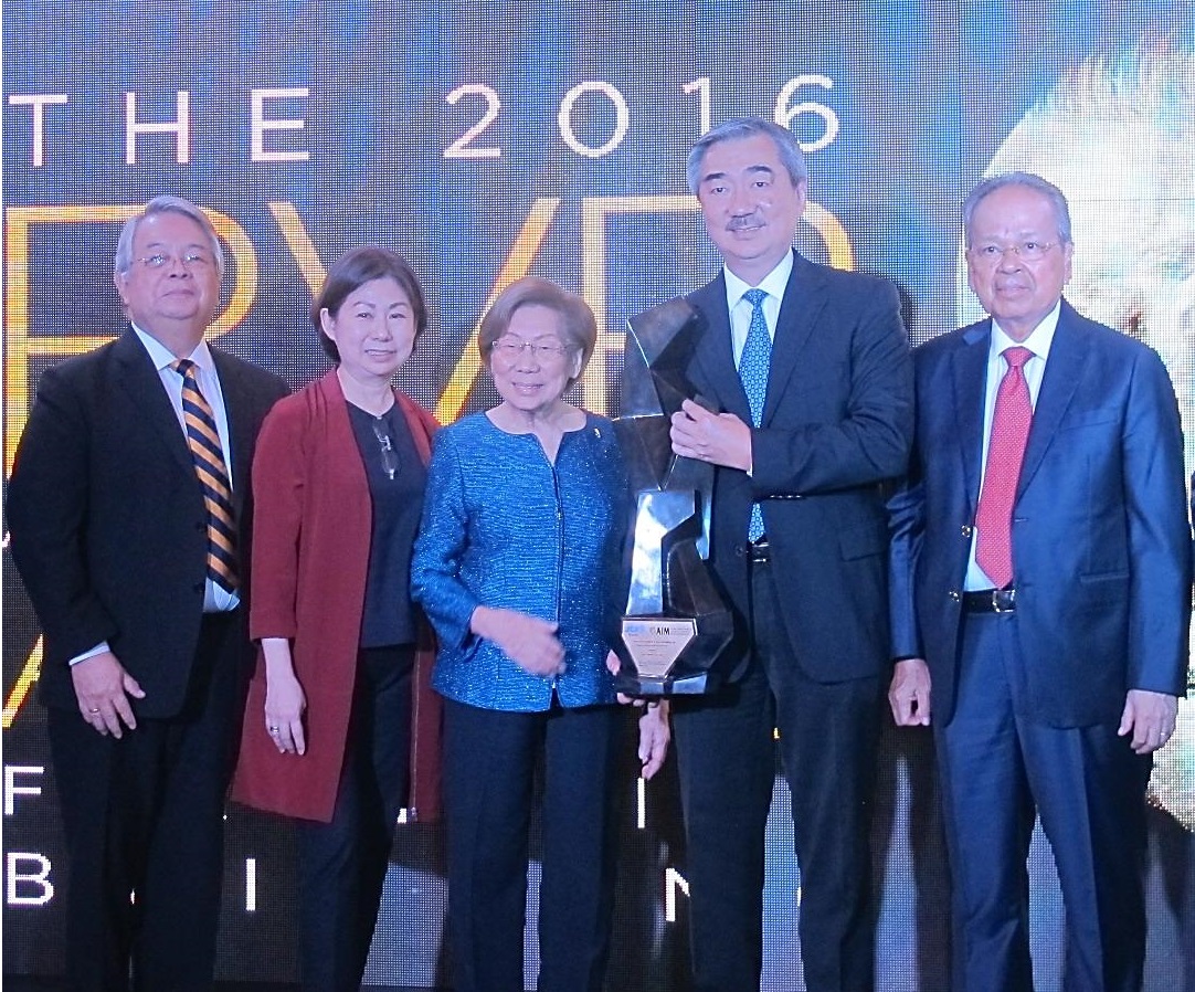 The Sy family accepted the RVR Award for Nation Building on Tuesday on behalf of Mr. Henry Sy, Sr.; (From left) Mr. Ramon V. Del Rosario, Jr. President and CEO of Phinma Group; Ms. Teresita Sy-Coson, SM Investments Vice Chairperson; Mrs. Felicidad Sy; Mr. Hans Sy, President of SM Prime Holdings and Retired Chief Justice Artemio Panganiban who is also the Chairman of the Board of Judges of the RVR Awards 
