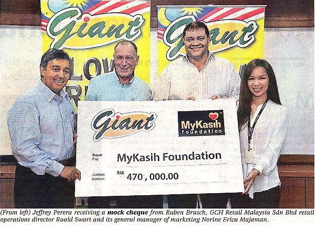 Giant Hypermarket Malaysia donates additional RM470.000 for food aid to low-income households