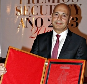 Carrefour Argentina Director Daniel Fernández received Entrepreneur of the Year award at the 2013 Security Annual Awards