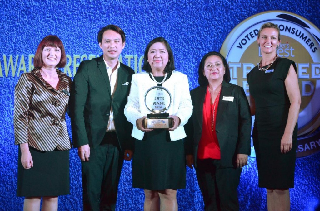 SM Supermalls received the Platinum in the Reader’s Digest Trusted Brand Award 2014 for the Shopping Mall category last June 4, 2014 at Crowne Plaza Manila. (L-R) Sue Carney, Editor-in-Chief, Readers Digest Asia Pacific with the SM Supermalls team, Steven Tan, Senior Vice-President for Operations, Annie Garcia, President, Grace Magno, Vice-President for Advertising and Sheron White, Group Advertising Director, Readers Digest Asia Pacific.