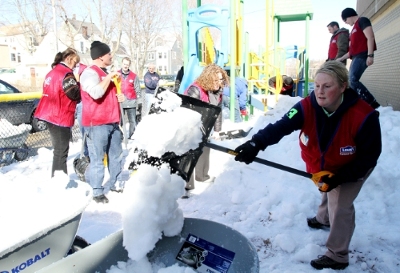 Lowe’s Heroes employee volunteers kicked off the spring season by removing snow and brightening spirits at Boston’s Leahy-Holloran Community Center 
