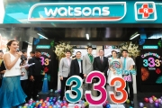 Mr. Rod Routley, Managing Director of Watsons Thailand (3rd from right), officiates the 333rd store celebration ceremony