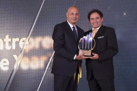 Carrefour Argentina president Daniel Fernández awarded the Executive of the Year prize at the Entrepreneur of the Year Award Ceremony organized by Ernst & Young 