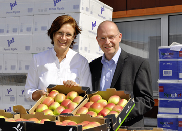  REWE Group gratuliert Kölner Tafel mit sechs Paletten Nudeln und 1.000 Äpfeln