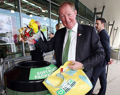 25.11.2015 Hon Nick Smith Minister for the Environment at the official launch of the Soft Plastic Recycling at the New World on May Road Mt Roskill in Auckland. Mandatory Photo Credit ©Michael Bradley.