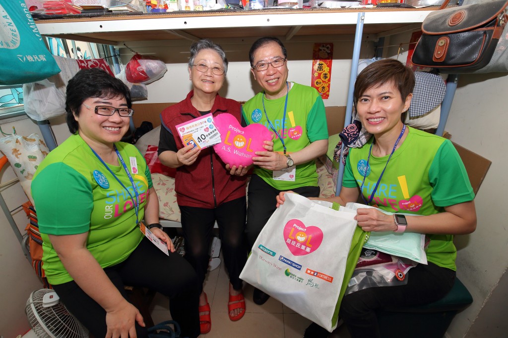 Mr Dominic Lai, Group Managing Director of A.S. Watson Group and the Group’s management team visited singleton elderly and together filled the day with care and joy.