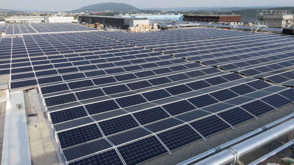 Die Migros betreibt das grösste Solarkraftwerk der Schweiz und hat jetzt die Anlage nochmals ausgebaut. Die Solaranlage auf den Dächern der Migros-Verteilbetrieb Neuendorf AG (MVN AG) produziert neu Strom für 1'900 Haushalte.